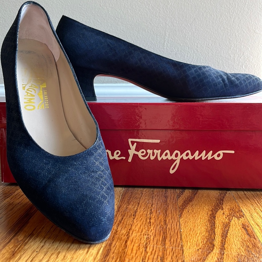🆑 Salvatore Ferragamo Suede Pumps